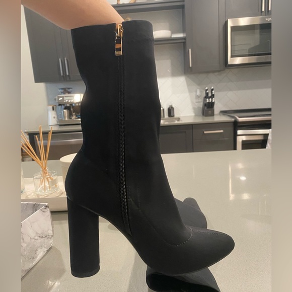 Black booties size 8.5 - Picture 2 of 2